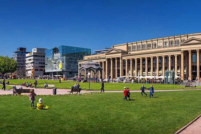 Im Schatten der Kolonade des Königsbaus laden hübsche Cafés zum Ausruhen von einer Shopping-Tour über die Königsstraße und die weitläufige Fußgängerzone ein. 
