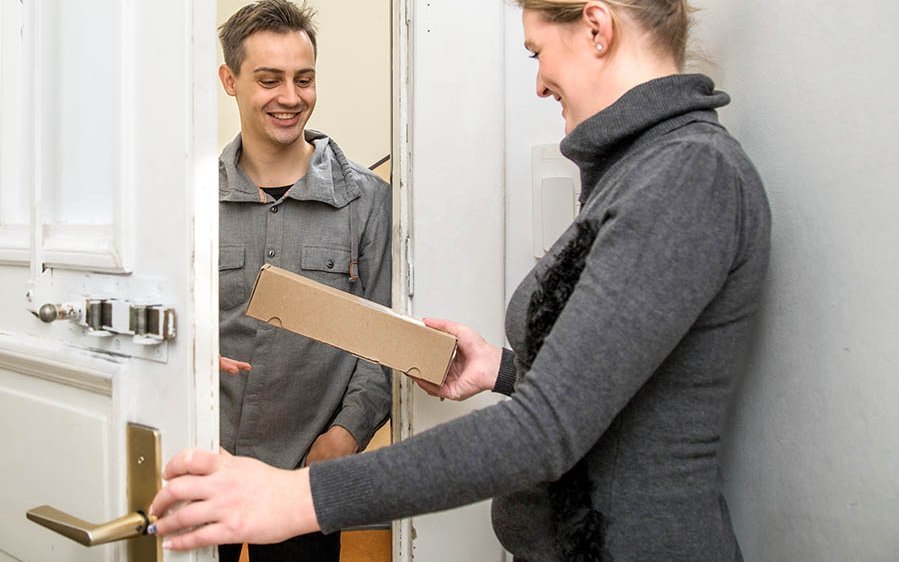 Nachbar bringt Dame ein Paket
