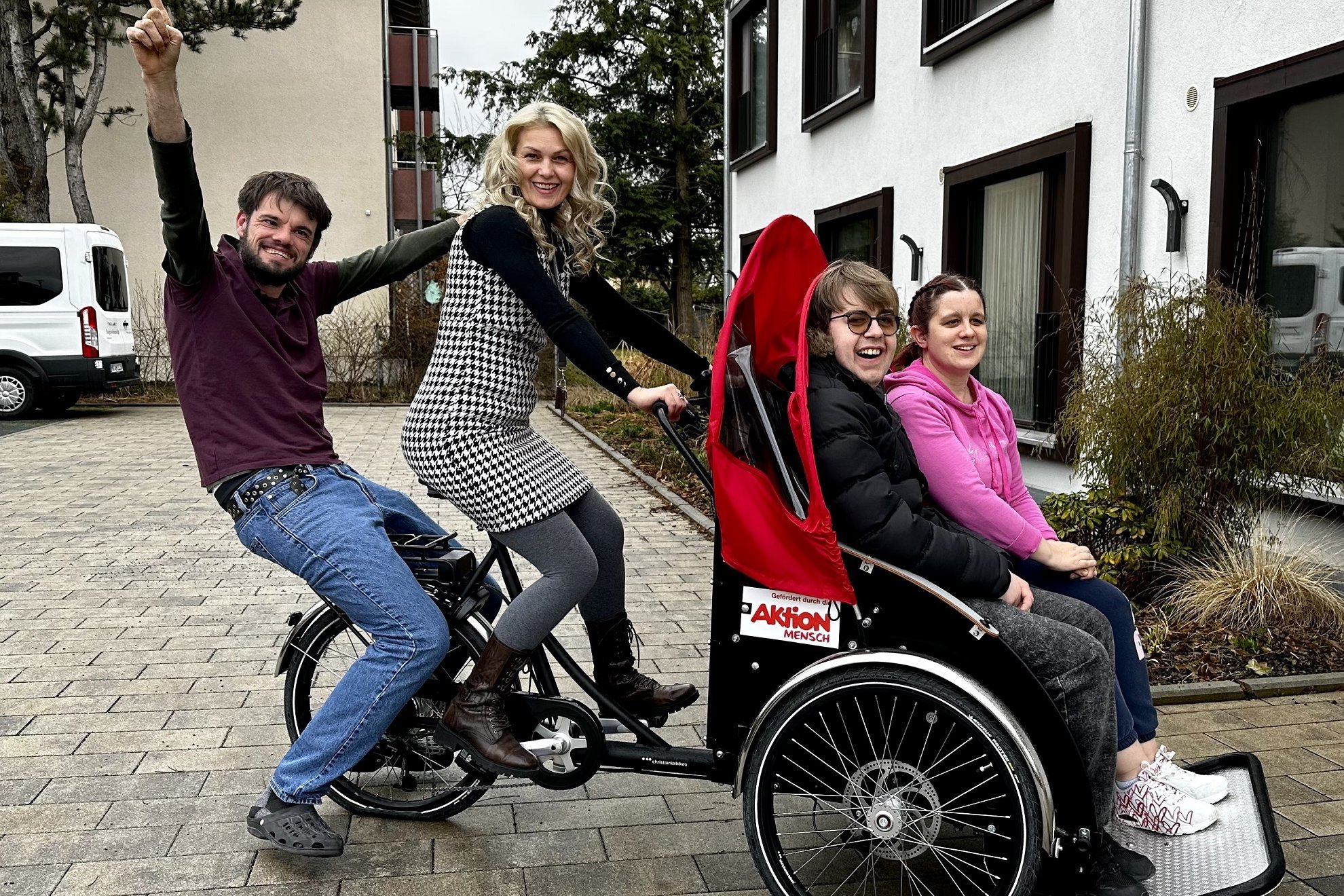 Bewohner*innen der Augustinum Wohnstätte auf einer Fahrrad-Rikscha