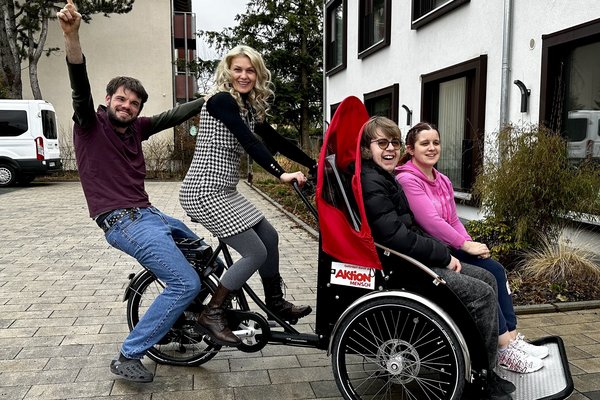 Bewohner*innen der Augustinum Wohnstätte auf einer Fahrrad-Rikscha