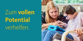 Eine Frau kümmert sich um einen Mensch, der in einem Rollstuhl sitzt und ein iPad bedient.