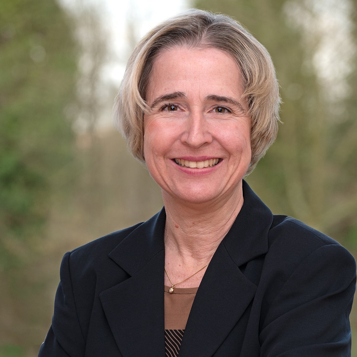 Porträtaufnahme der Direktorin Astrid Fischer 