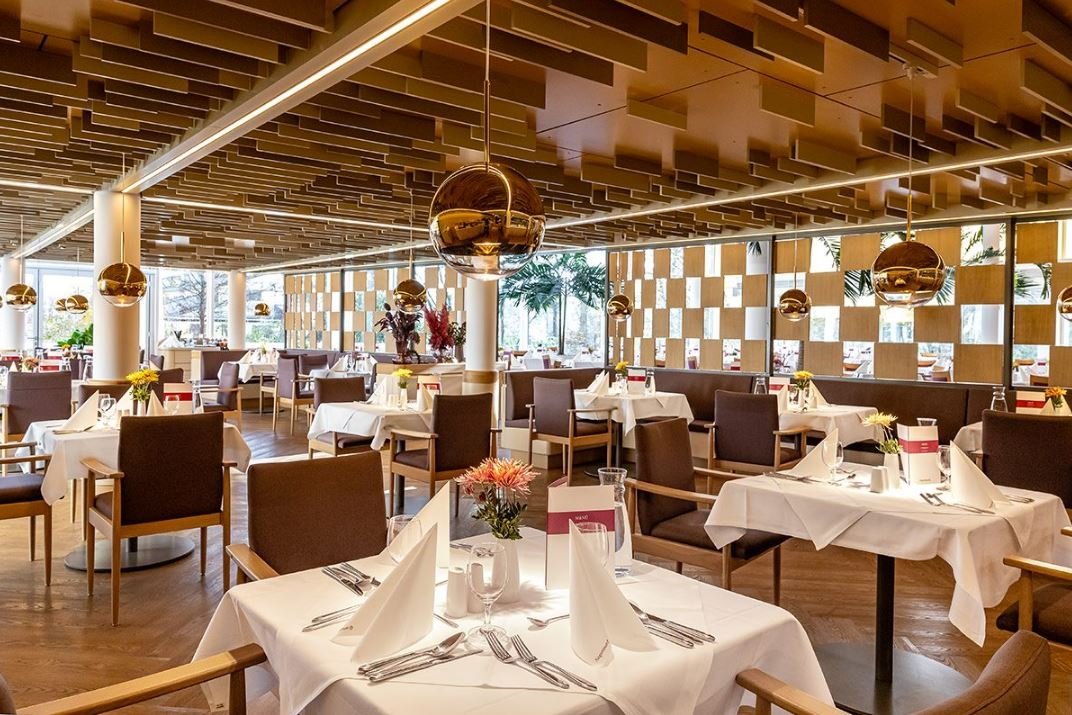 Gedeckte Tische im Café-Restaurant des Augustinum Kleinmachnow