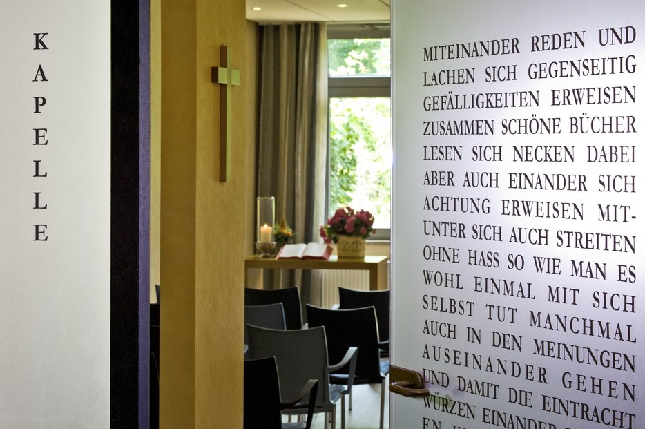 Stiftet Ruhe und Seelenheil – die hauseigene Kapelle lädt regelmäßig zu Andachten ein und ist durchgängig für die Bewohner*innen geöffnet.