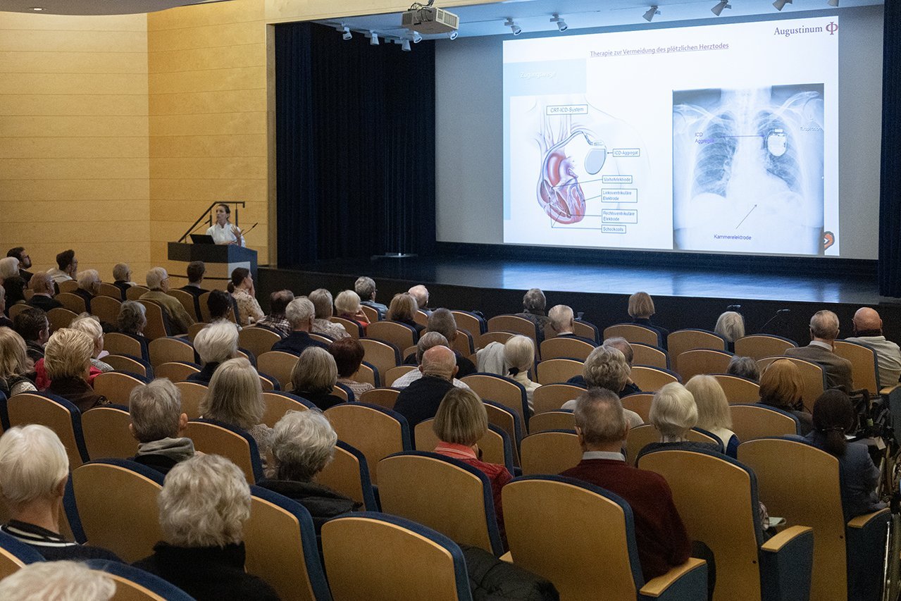 Der gut besuchte Theatersaal des Augustinum München-Neufriedenheim bei einem Vortrag der Oberärztin Dr. Buiatti 