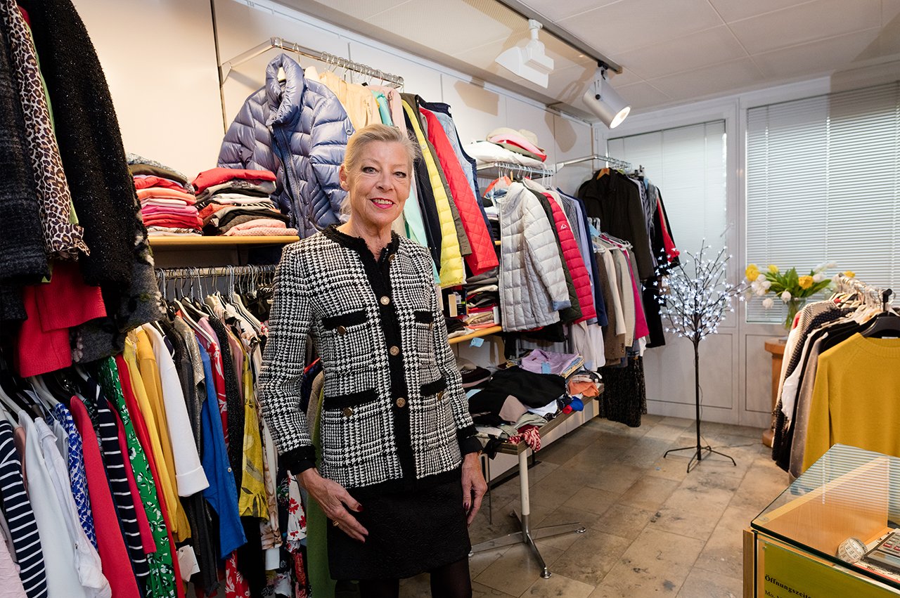 Frau Kepler in ihrer Boutique im Augustinum Stuttgart-Sillenbuch