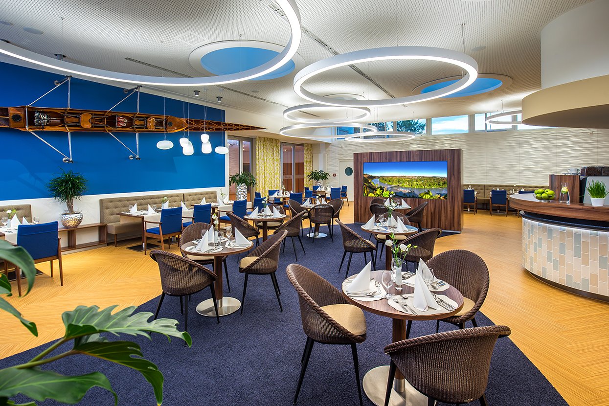 Zum Frühstück, zur Mittagszeit, zur Kaffeestunde oder zum Abendessen wird das Restaurant „wilhelms“ zum kommunikativen Zentrum des Hauses. 