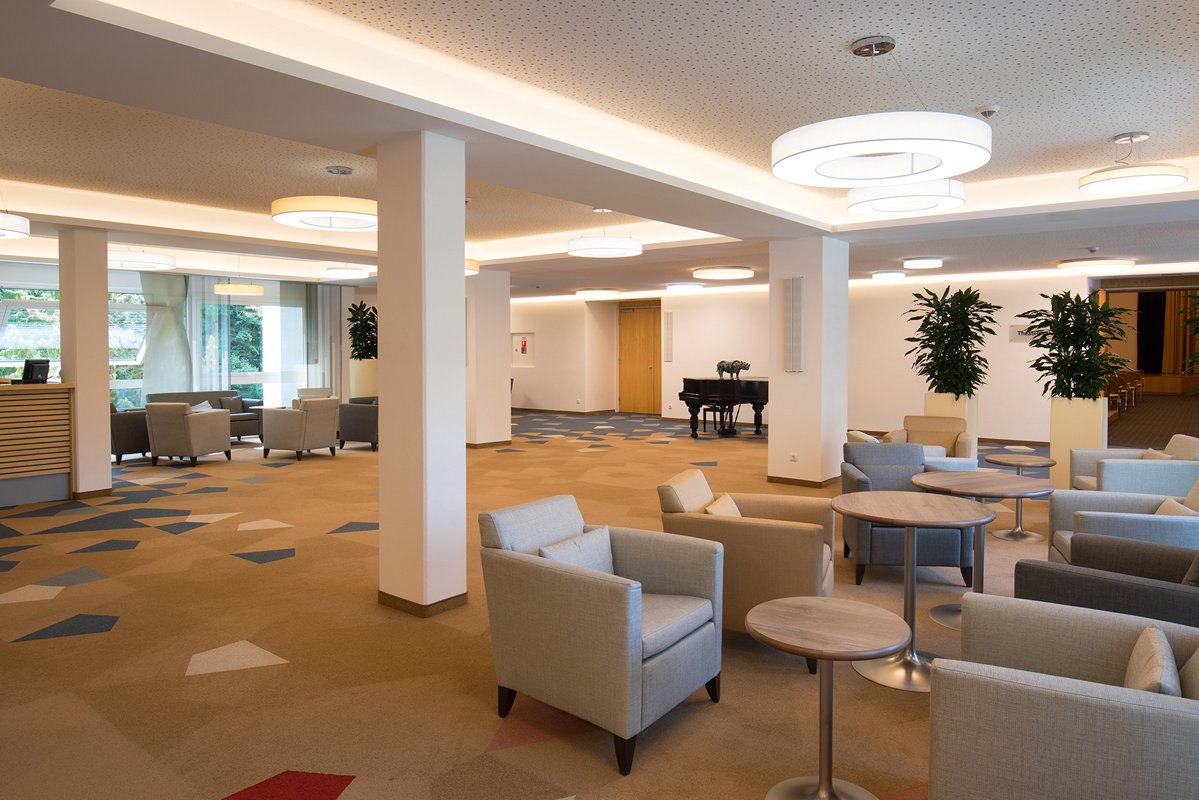 Setzen Sie sich mit anderen Bewohnern oder mit Besuchern ganz zwanglos im einladenden, offenen Foyer zusammen.