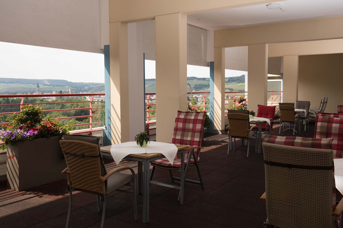 Im Panorama-Café auf der Dachterrasse des Augustinum Bad Neuenahr genießen Sie einen beeindruckenden Weitblick.