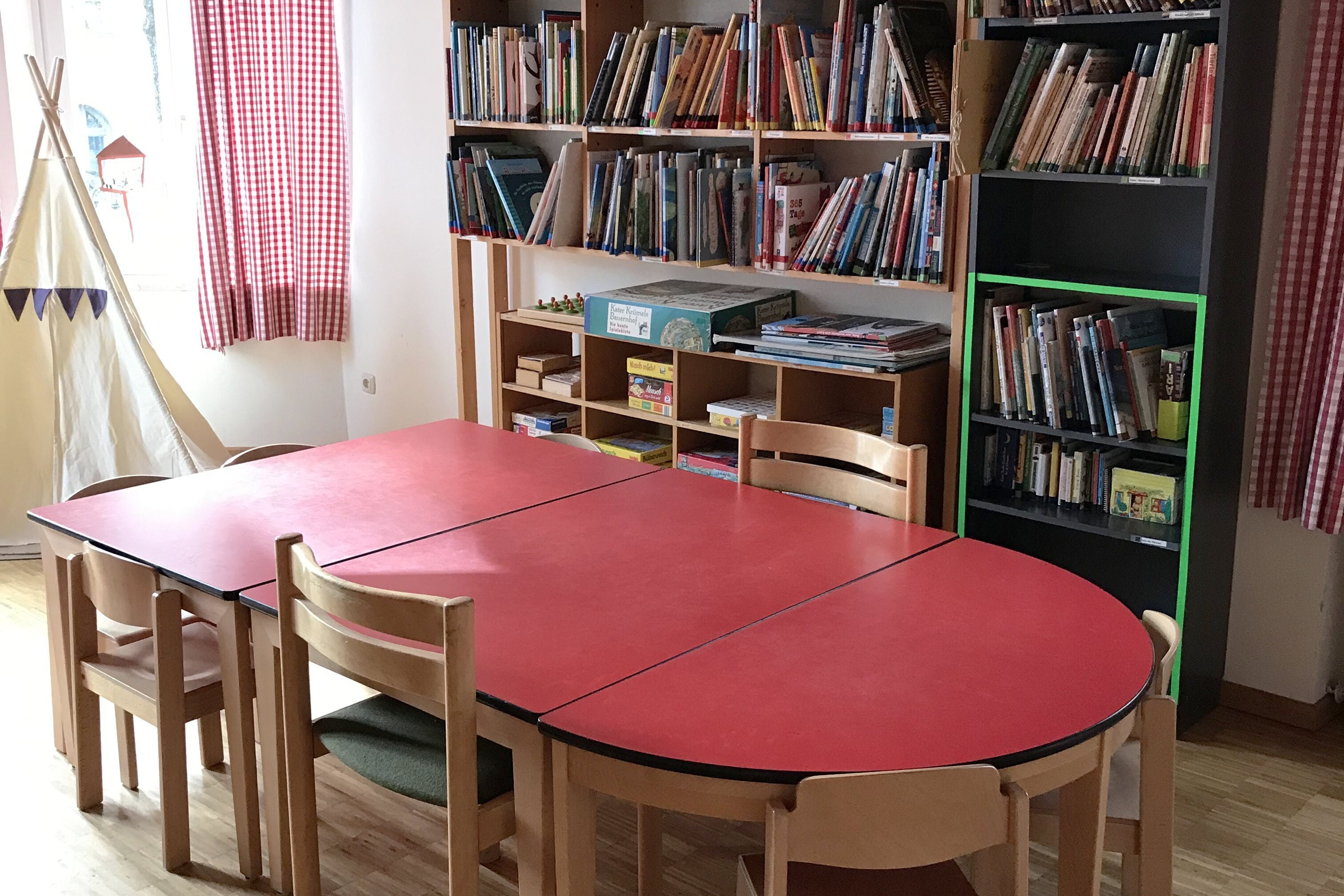 Ein Tisch und ein Bücherregal im Augustinum Kindergarten Christuskirche
