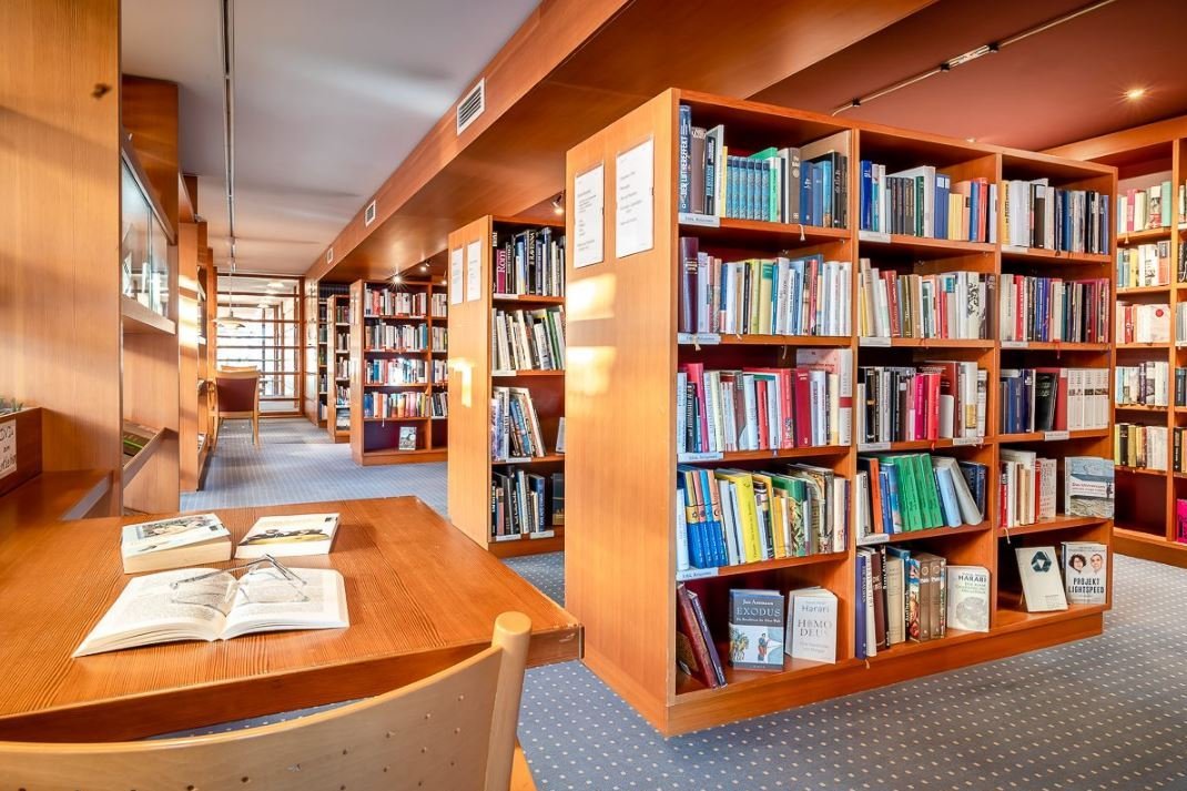 volle Bücherregale in einer Bibliothek