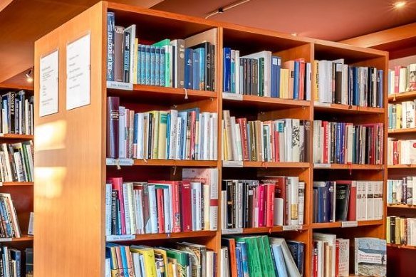 volle Bücherregale in einer Bibliothek