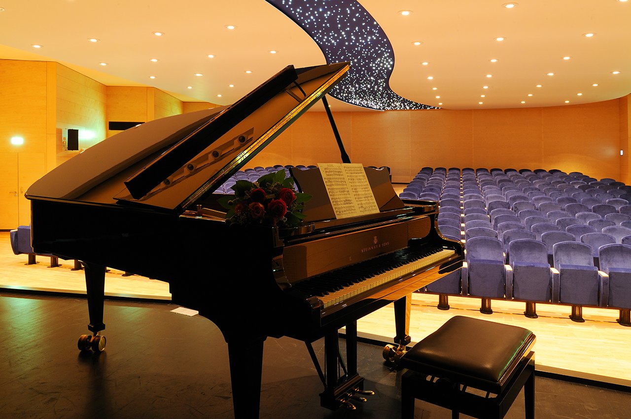 Der Theatersaal des Augustinum München-Neufriedeheim ist zugleich Stadtteil-Kulturzentrum mit vielen öffentlichen Veranstaltungen.