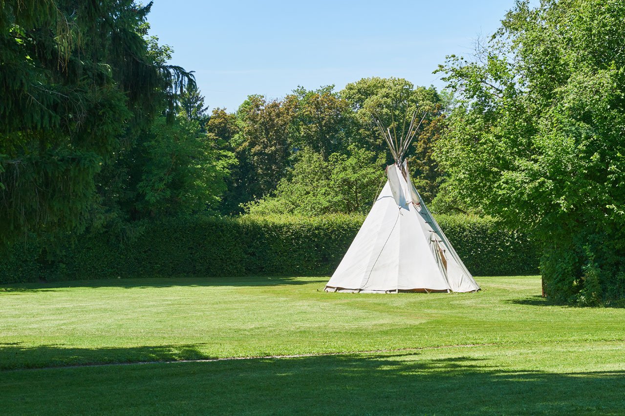 Der große Park des Landschulheim Elkofen bietet viel Platz, auch zum Zelten 