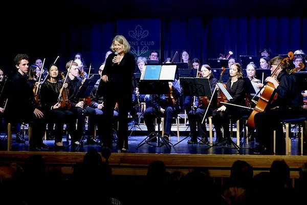 Orchester der Sachsenwaldschule auf der Bühne des Augustinum Aumühle