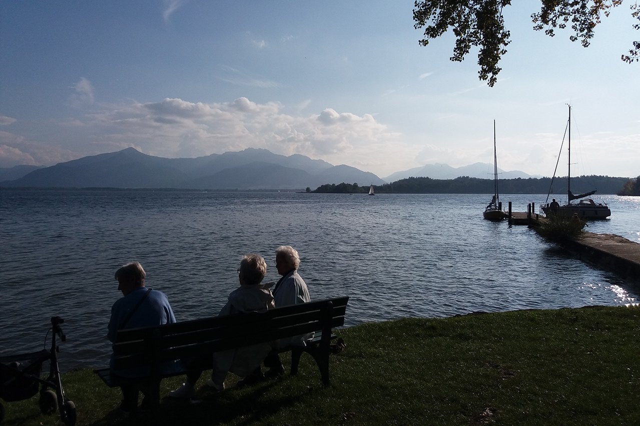 Die Ausflugsziele des Münchener Umlandes, hier der Chiemsee, aber auch die Alpen selbst liegen quasi vor der Haustür. 