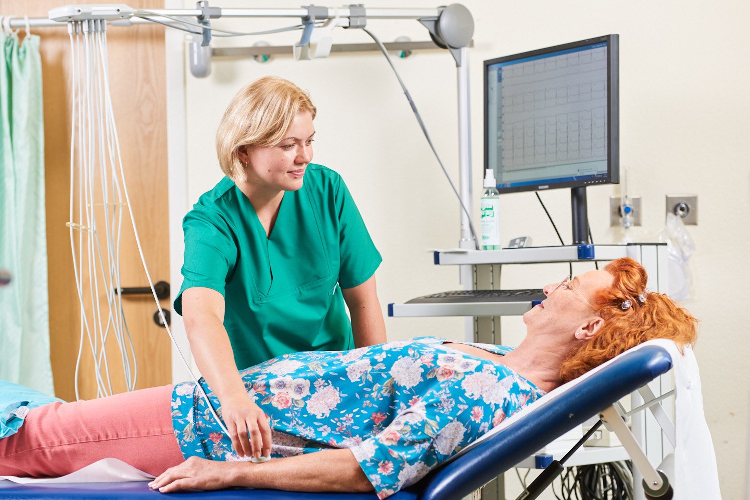 Eine Mitarbeiterin der Augustinum Klinik bei einer Patientin