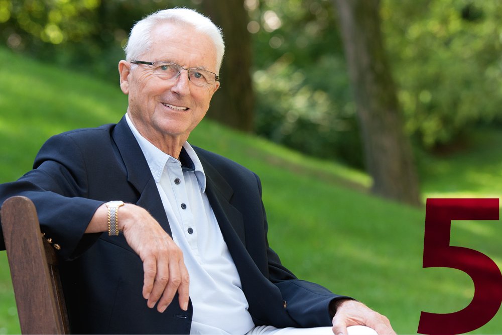 Älterer Herr auf einer Bank sitzend