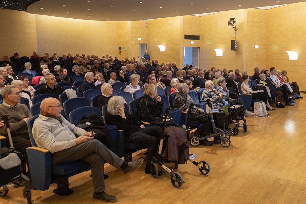 Senior*innen sitzen im Theatersaal der Augustinum Seniorenresidenz München-Neufriedenheim 