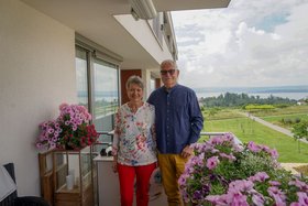 Das Seniorenpaar Ute und Michael Borck stehen auf der Terrasse ihrer Wohnung der Seniorenresidenz Meersburg
