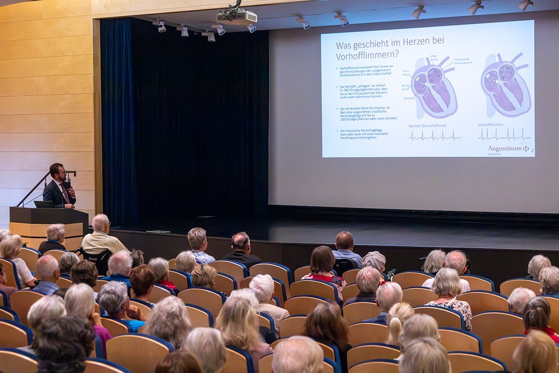 Prof. Dr. Husser referiert im Theatersaal zum Thema Vorhofflimmern