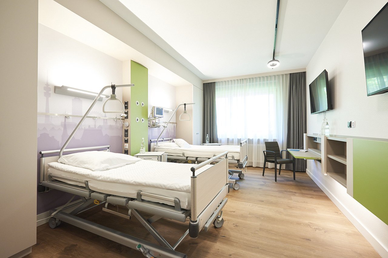Augustinum Klinik Wahlleistungsstation 2-Bett-Zimmer Zwei leere Betten in einem 2-Bett-Zimmer der Wahlleistungsstation der Augustinum Klinik