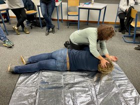 Mitarbeiter*innen der Otto-Steiner-Schule bei einem Erste-Hilfe-Kurs