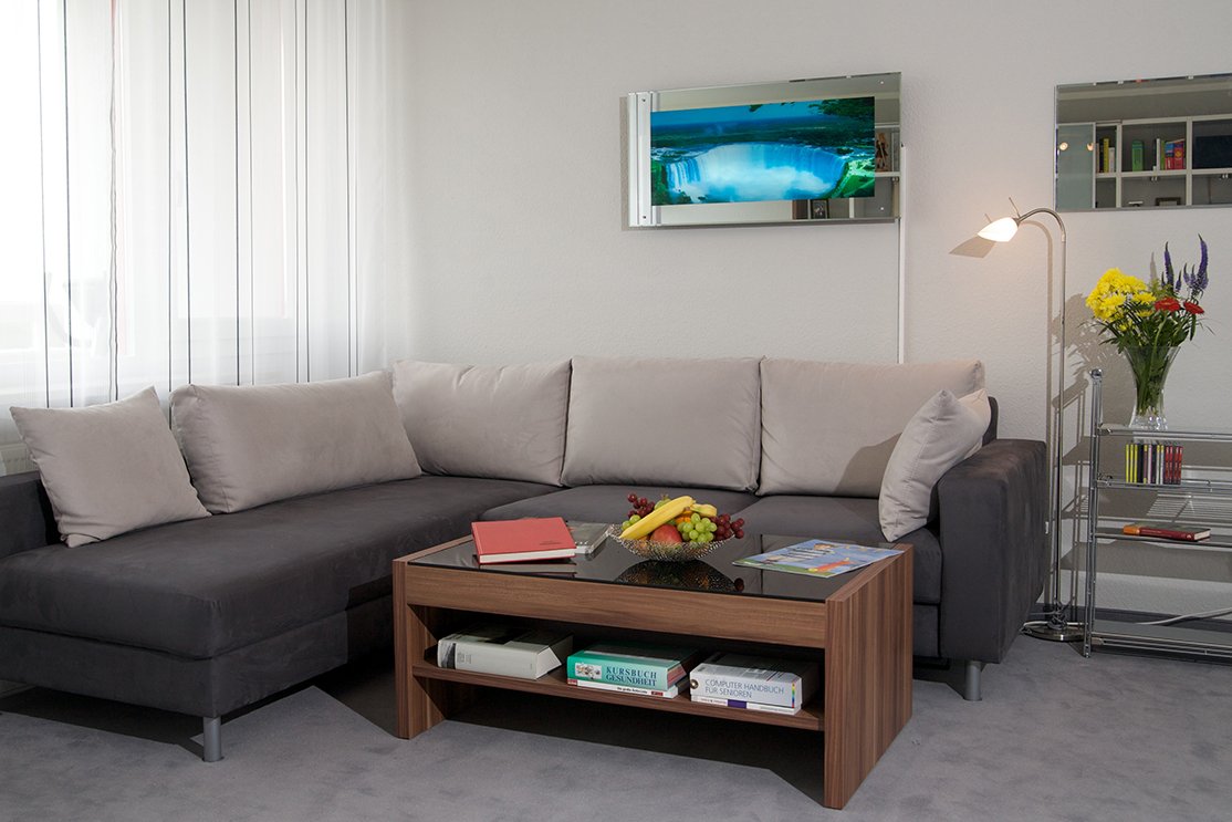 Modernes Ecksofa und Tisch