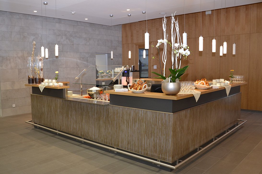 An der Kaffeebar gibt es nicht nur Kaffee und Kuchen, sondern den ganzen Tag über auch kalte Getränke und kleine Snacks.