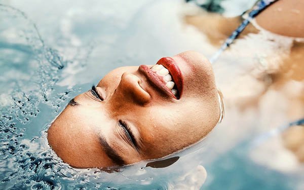 Wellness: Gesicht einer Frau, die im Wasser liegt