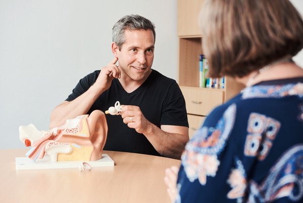 Ein Mitarbeiter der Samuel-Heinicke-Fachoberschule erklärt mit Hilfe eines anatomischen Modells des Gehörgangs eine Beeinträchtigung des Hörens