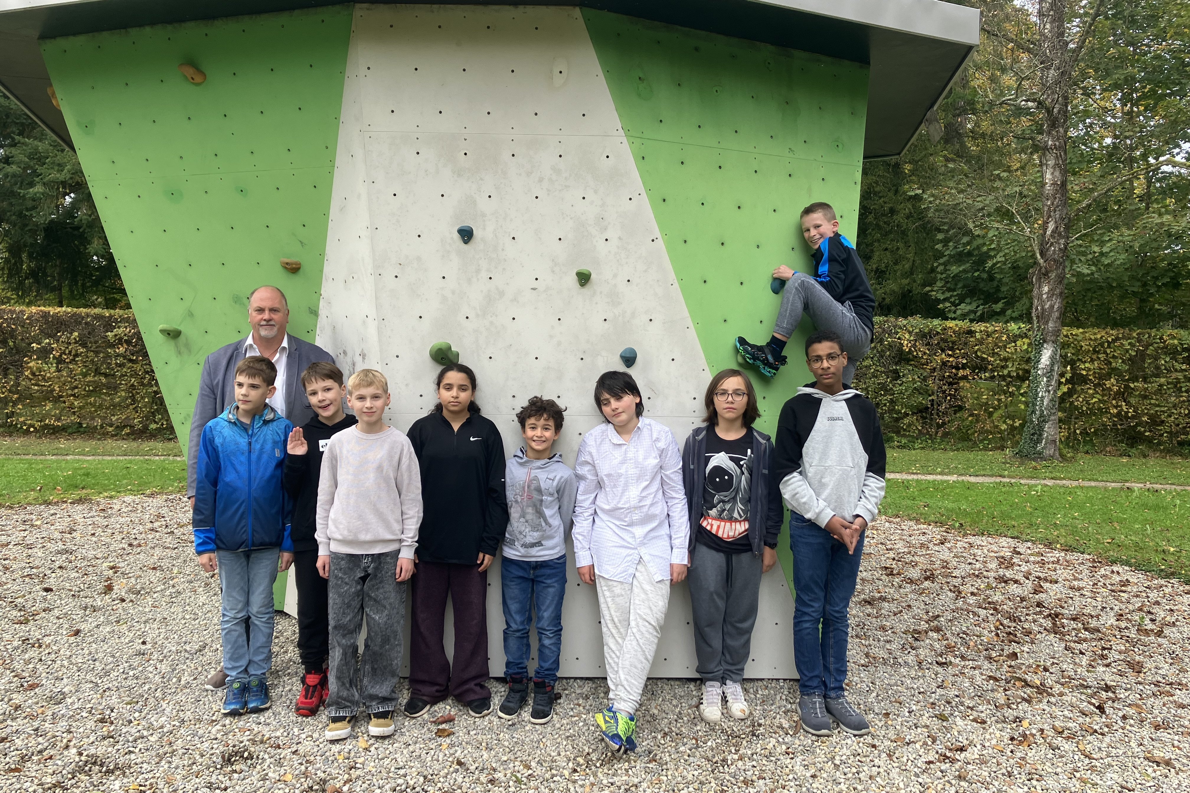 Gruppenbild von Schülern des Landschulheim Elkofen vor einem Boulderblock