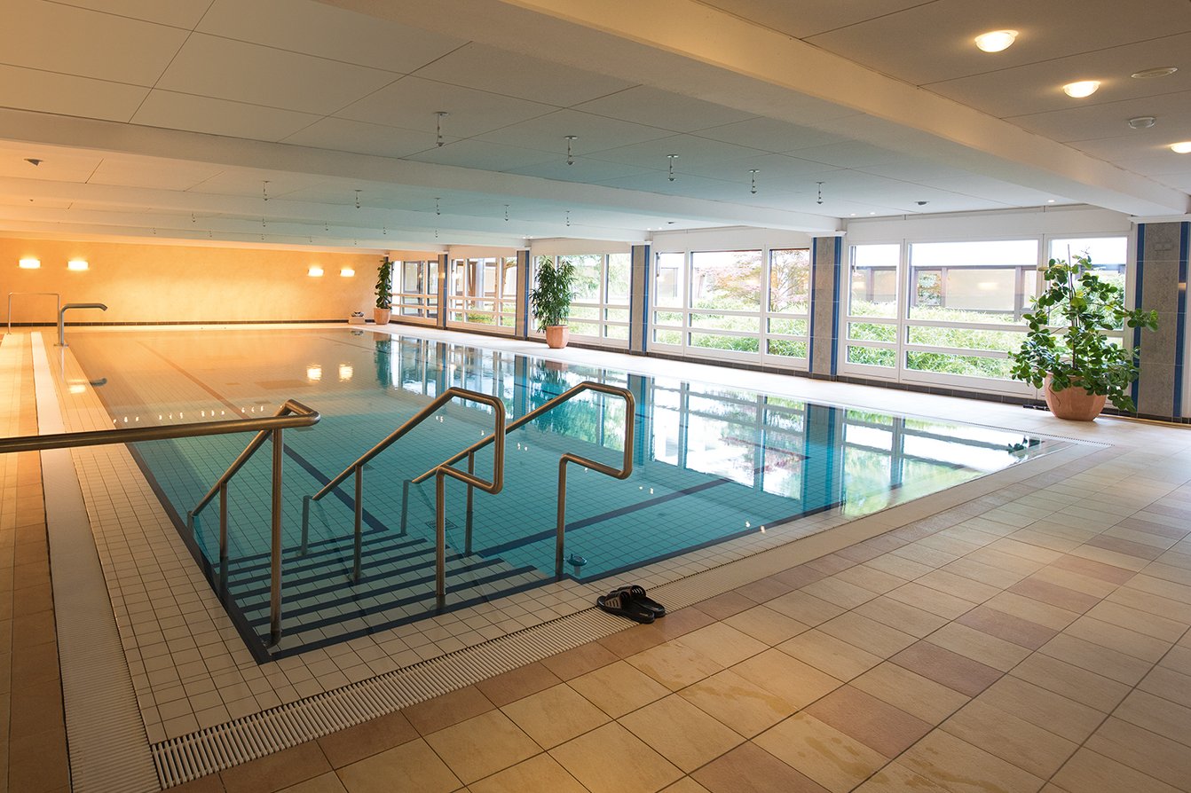 Sport und Wellness im hauseigenen Schwimmbad.