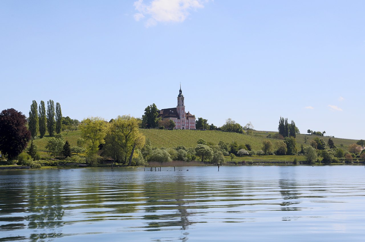 Zahlreiche Ausflugsziele rund um den Bodensee, im Schwarzwald oder in der Schweiz warten darauf, zu Lande oder zu Wasser erkundet zu werden, wie hier die Basilika Birnau.