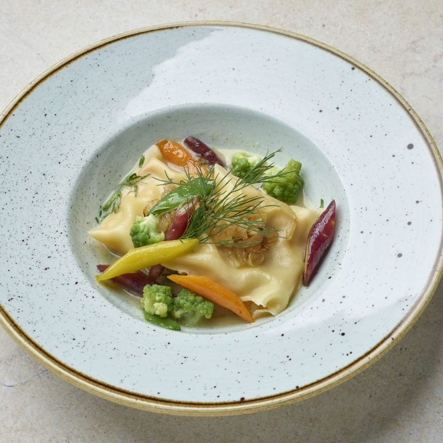 Zandermaultasche mit Fenchel-Estragon-Velouté und jungem Frühlingsgemüse