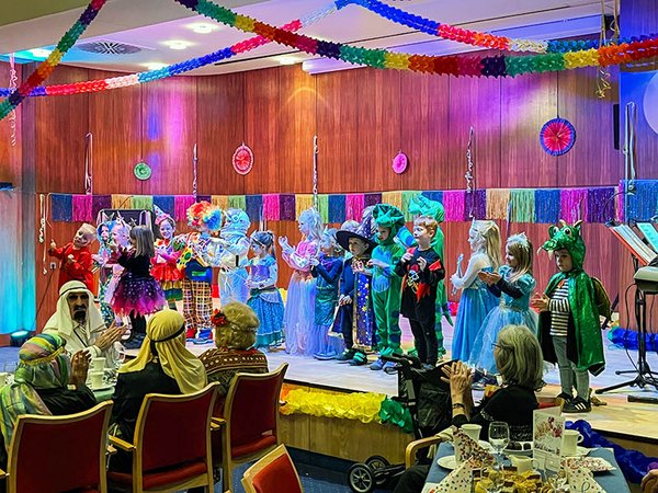 Verkleidete Kinder auf der Bühne des Augustinum Dortmund