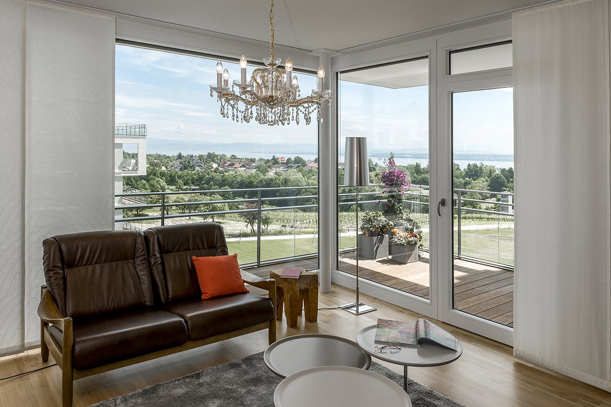 Bodentiefe Fenster und großzügige Balkone, die meisten mit Seeblick, schaffen ein helles, lichtdurchflutetes Wohnambiente, das sich nach außen in die Landschaft öffnet.