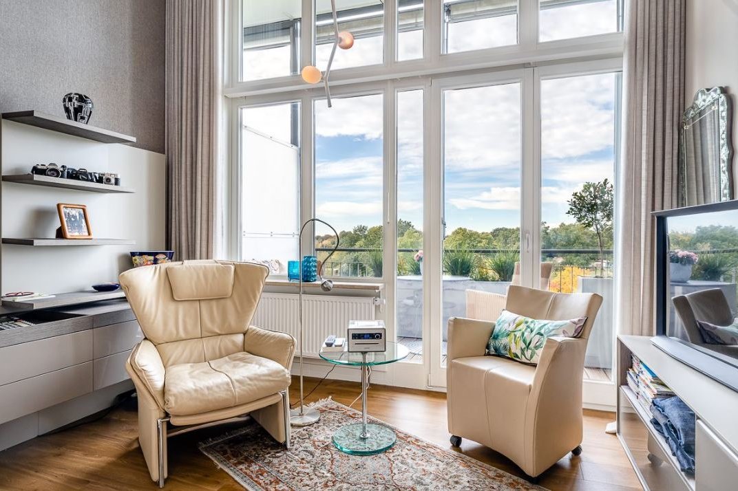 Zwei Sessel im Wohnbereich einer Wohnung der Seniorenresidenz in Kleinmachnow