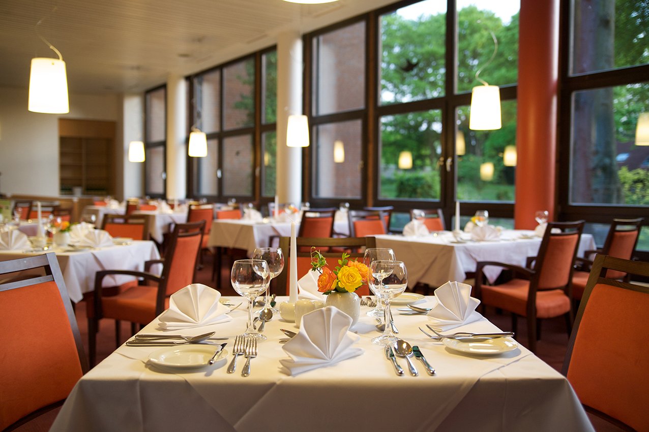Im Restaurant wird das mehrgängige Mittagsmenü serviert, zugleich ist es täglicher Treffpunkt für die Bewohner.