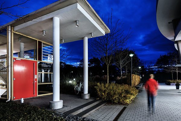 Eingang zur Herzklinik des LMU Klinikums bei Nacht
