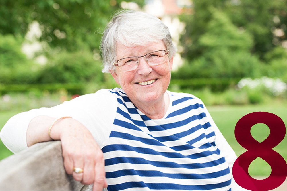 Porträtaufnahme einer lächelnden Seniorin 