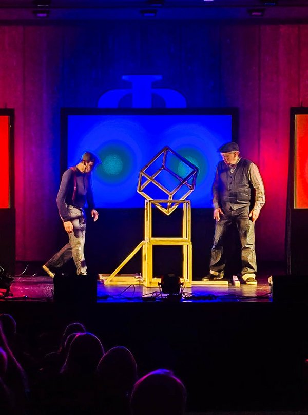 Zwei Schauspieler in dunkler Szenerie auf der Bühne des Augustinum Stuttgart-Sillenbuch