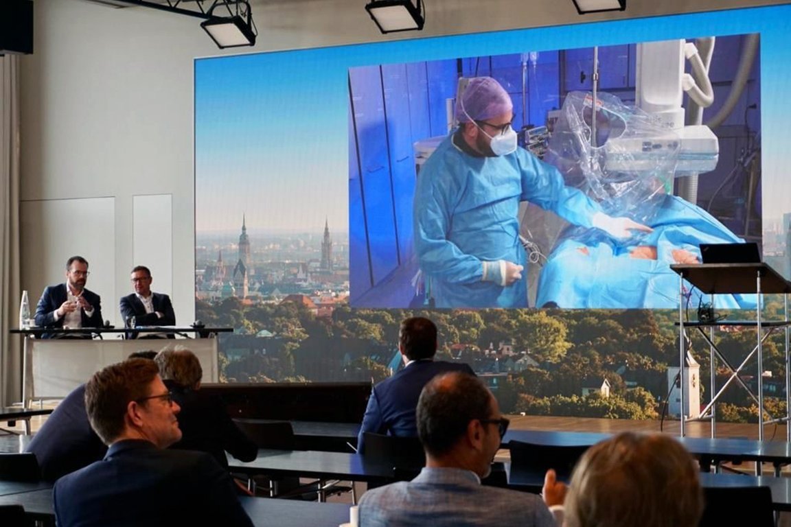 Prof. Dr. Husser erklärt anhand seiner Präsentation einen Fall aus der Augustinum Klinik 