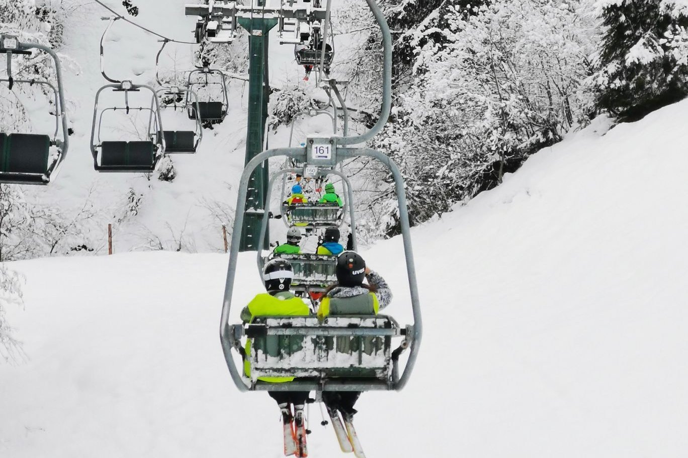 Mehrere Skilifte, in denen die Schüler*innen sitzen