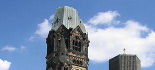 Kirchturm und Himmel