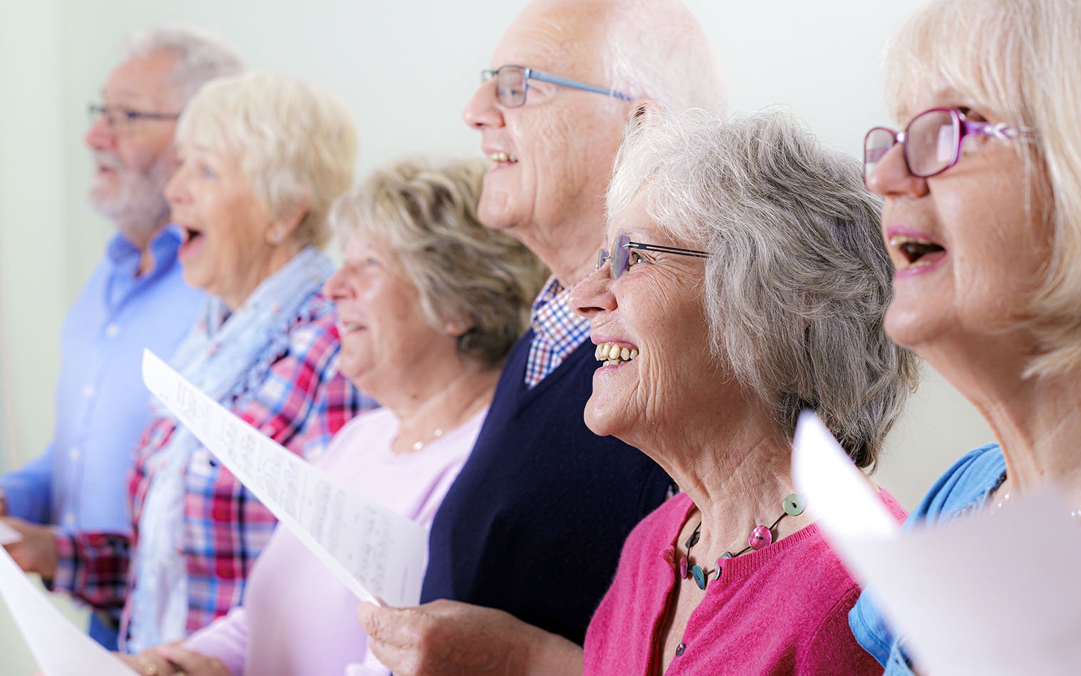 ältere Menschen singen im Chor