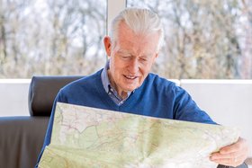 Ein Senior hält eine Karte
