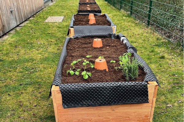 Vier rollstuhlgerechte Hochbeete im Garten der Otto-Steiner-Schule
