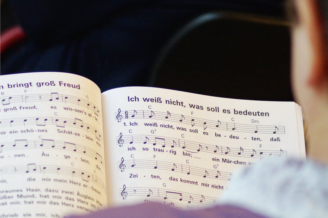 aufgeschlagenes Liederbuch