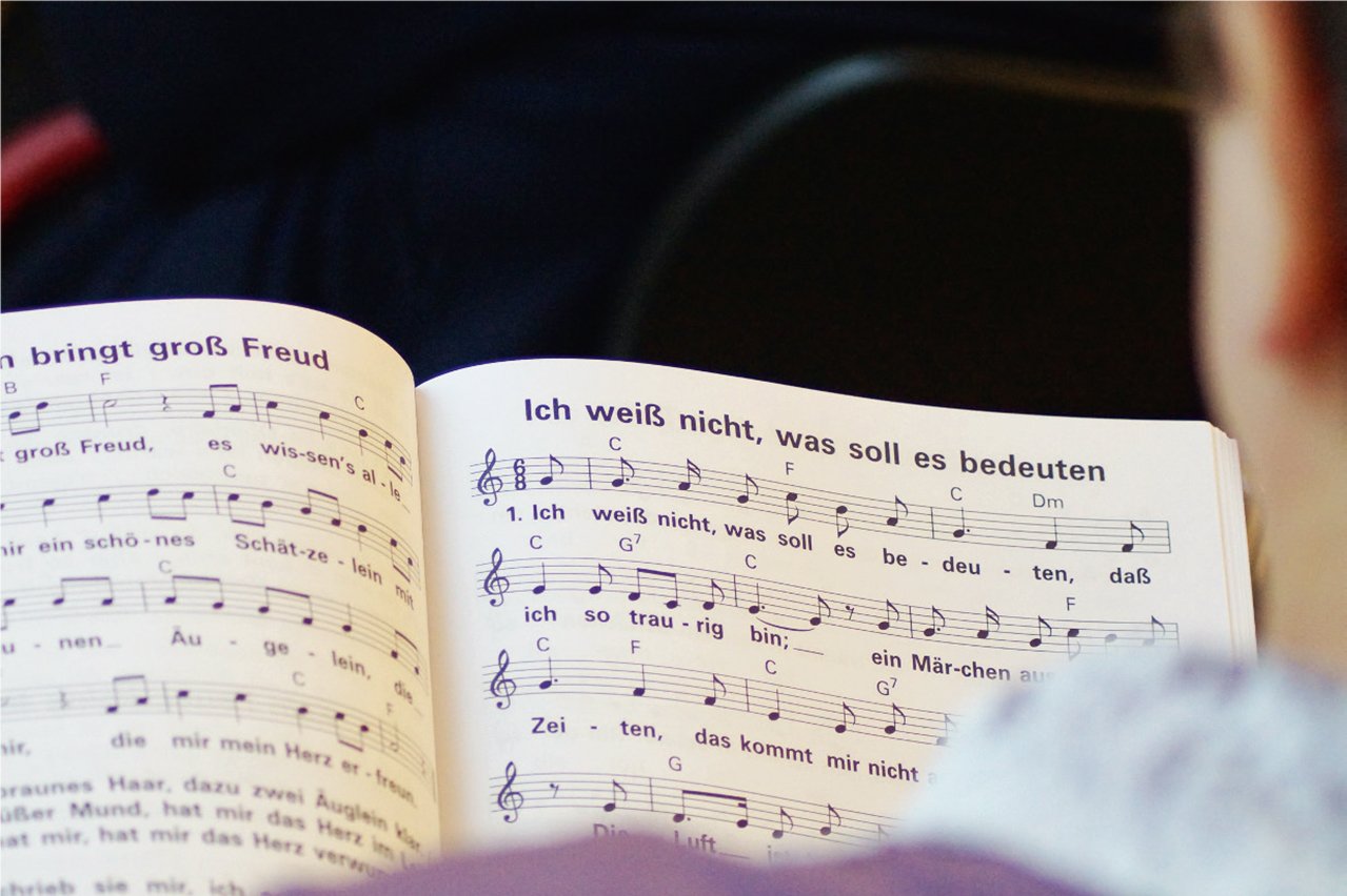 aufgeschlagenes Liederbuch